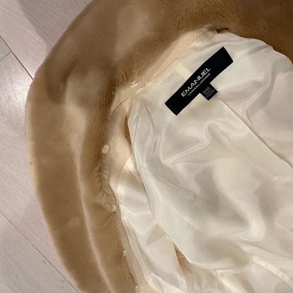 Emanuel Ungaro wool BlazerWith RemovableFur CollarVintage statement piece
Size 8 - Picture 6 of 9